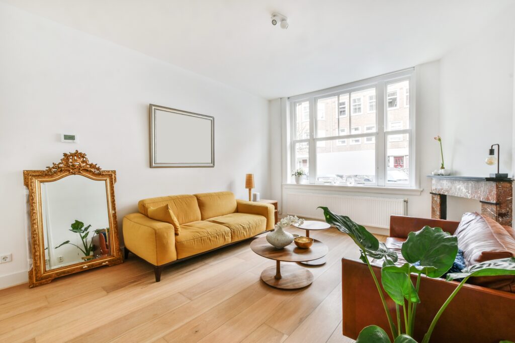 Obecnie na rynku można zaobserwować rosnące zainteresowanie deskami o naturalnym wyglądzie z widocznymi sękami i nieregularnościami, które dodają wnętrzu charakteru