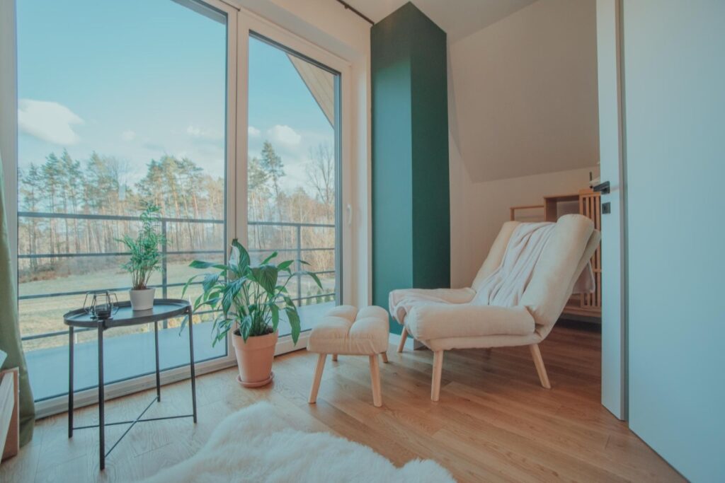 Podłogi drewniane od wieków cieszą się nieustającą popularnością. Ich naturalny wygląd, ciepło oraz trwałość sprawiają, że są często wybierane zarówno do wnętrz klasycznych, jak i nowoczesnych