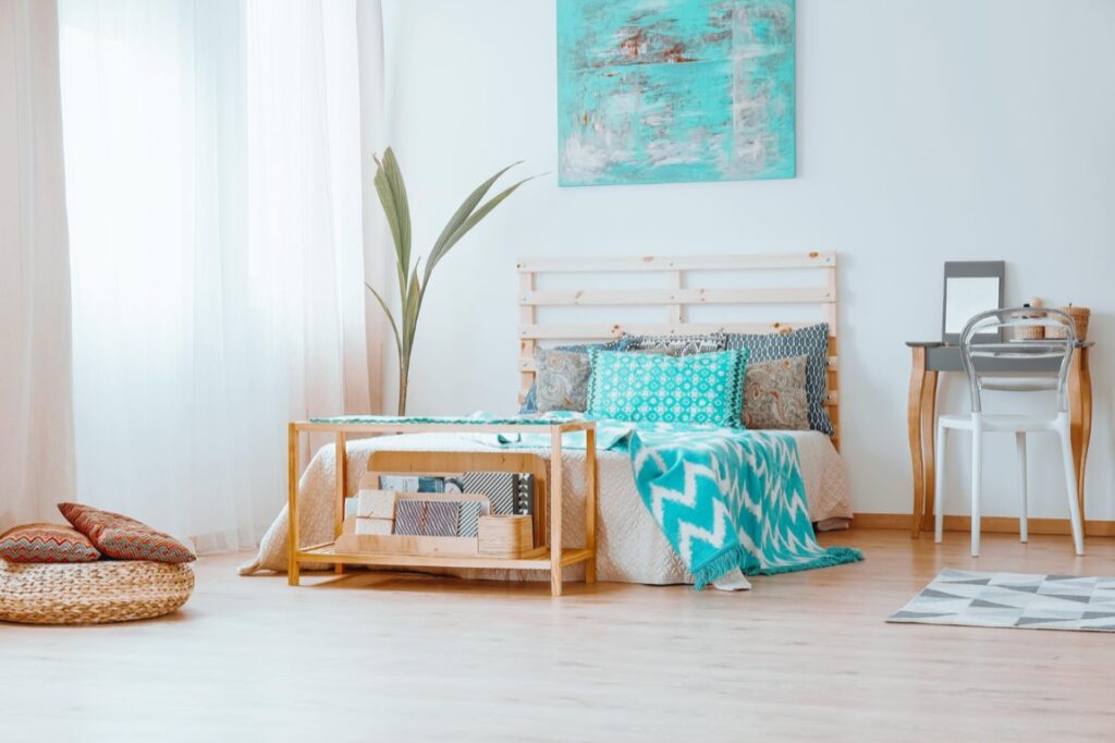 Podłogi drewniane od wieków cieszą się nieustającą popularnością. Ich naturalny wygląd, ciepło oraz trwałość sprawiają, że są często wybierane zarówno do wnętrz klasycznych, jak i nowoczesnych