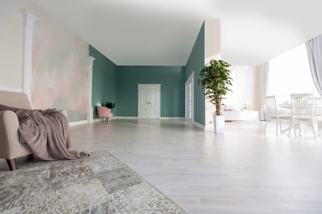 Podłogi dębowe od wieków cieszą się niesłabnącą popularnością, będąc symbolem trwałości i piękna