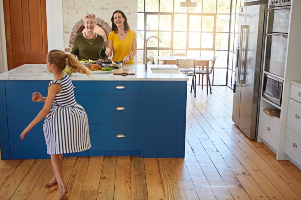 Podłogi dębowe od wieków cieszą się ogromną popularnością, a ich obecność w nowoczesnych wnętrzach nadal rośnie