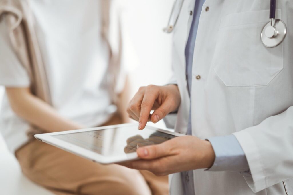 Zarządzanie ryzykiem obejmuje szereg działań mających na celu minimalizację możliwości wystąpienia błędów medycznych oraz ich konsekwencji